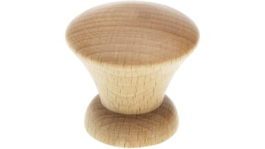 Knopf Ludwigslust Holz buche natur lackiert - 39 mm lang  vor weißem Hintergrund