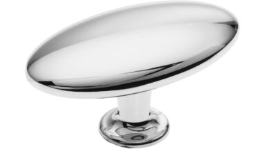 Knopf Osthrauderfehn Druckguss chrom glänzend - 64 mm lang vor weißem Hintergrund