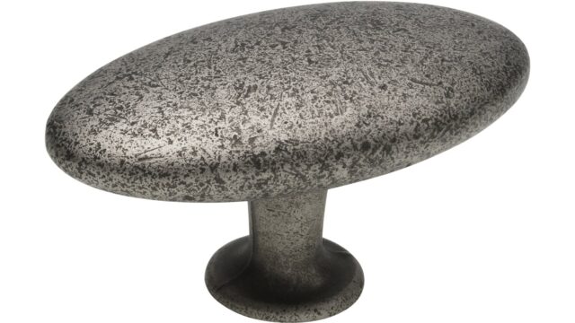 Knopf Osthrauderfehn Druckguss alteisenfarbig - 64 mm lang vor weißem Hintergrund
