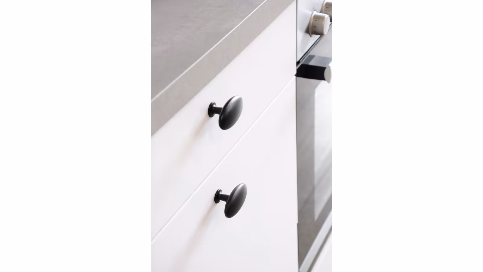 Moebelknopf-Osthrauderfehn-schwarz-Zinkdruckguss-laenge-64-803388-anwendung Knopf Osthrauderfehn Druckguss schwarz matt pulverbeschichtet - 64 mm lang vor weißem Hintergrund