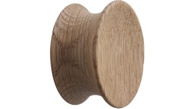 Knopf PULLEY Holz - Eiche lackiert - 45 mm lang vor weißem Hintergrund