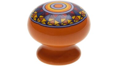 Knopf Raubling Keramik bunt pastelorange mandala - 31 mm lang vor weißem Hintergrund