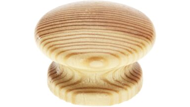 Knopf Rudersberg Holz kiefer natur lackiert - 44 mm lang vor weißem Hintergrund