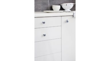 Knopf Schauenburg Keramik-Druckguss/Metallfuß bunt weiß mit schmetterling altsilberfarbig kristall - 32 mm lang  vor weißem Hintergrund