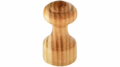 Knopf Schongau Holz kiefer natur lackiert - 27 mm lang vor weißem Hintergrund