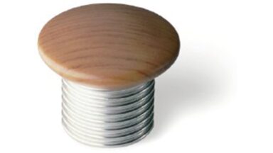 Knopf Stolberg Kunststoff holzeffekt kirschfarbig metallisiert nickel matt - 30 mm lang  vor weißem Hintergrund