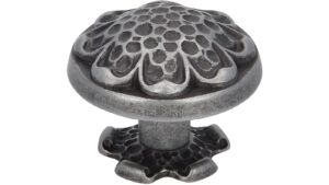 Knopf Ulm Druckguss eisenfarbig brüniert getrommelt - 40 mm lang vor weißem Hintergrund