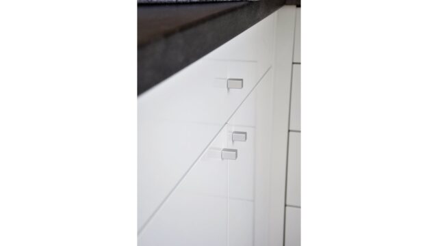 Knopf Weeze Aluminium silber natur matt - 12 mm lang  vor weißem Hintergrund