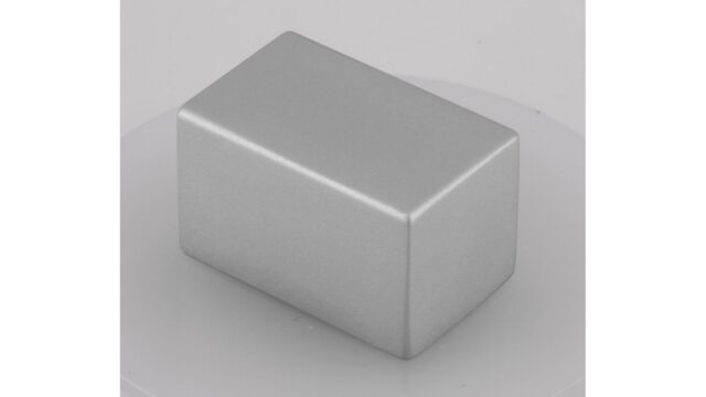 Knopf Weeze Aluminium silber natur matt - 12 mm lang  vor weißem Hintergrund