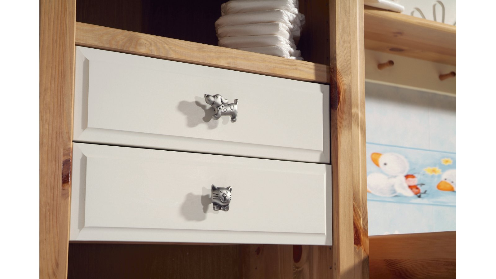 Knopf Weißenburg Druckguss altzinnfarbig gebürstet - 36 mm lang  vor weißem Hintergrund