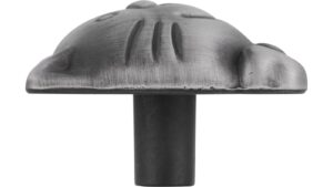 Knopf Weißenburg Druckguss altzinnfarbig gebürstet - 36 mm lang  vor weißem Hintergrund