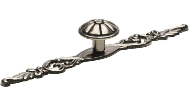 Knopf + Unterlage Isernhagen Druckguss altsilberfarbig - 142 mm lang vor weißem Hintergrund