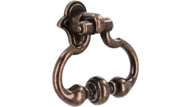 Ringgriff Schramberg Druckguss altmessingfarbig brüniert getrommelt 2 stück - 46 mm lang  vor weißem Hintergrund