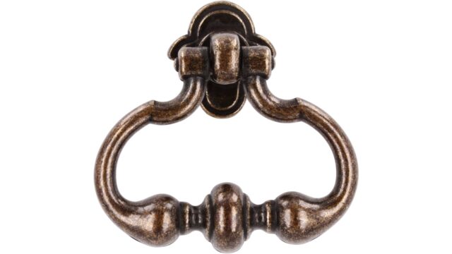 Ringgriff Schramberg Druckguss altmessingfarbig brüniert getrommelt 2 stück - 46 mm lang  vor weißem Hintergrund