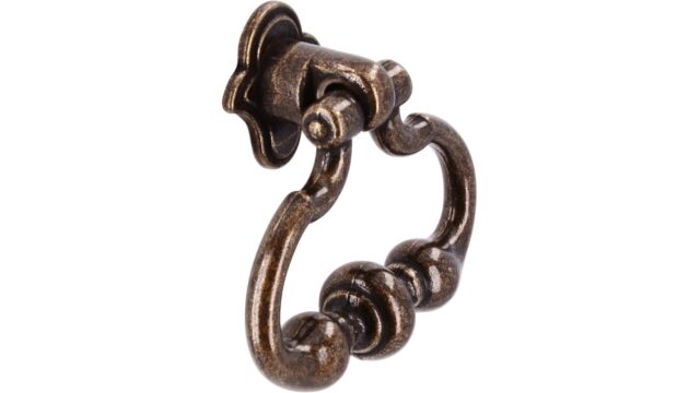 Ringgriff Schramberg Druckguss altmessingfarbig brüniert getrommelt 2 stück - 46 mm lang  vor weißem Hintergrund