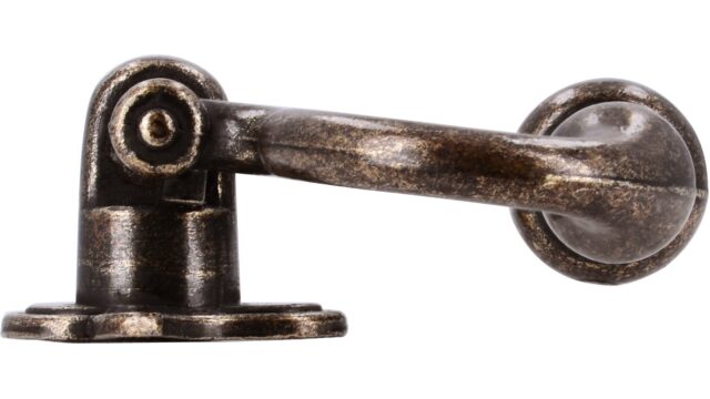 Ringgriff Schramberg Druckguss altmessingfarbig brüniert getrommelt 2 stück - 46 mm lang  vor weißem Hintergrund