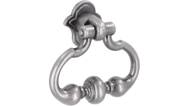 Ringgriff Schramberg Druckguss zinnfarbig - 46 mm lang vor weißem Hintergrund