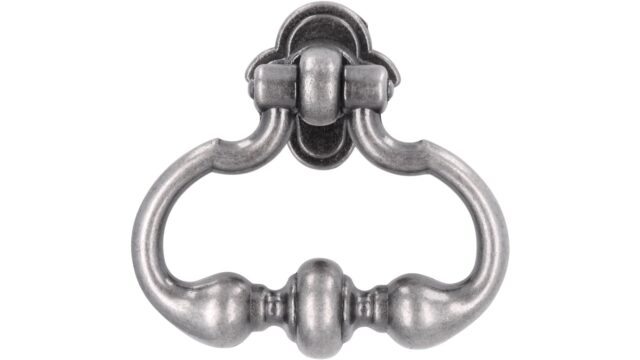 Ringgriff Schramberg Druckguss zinnfarbig - 46 mm lang  vor weißem Hintergrund