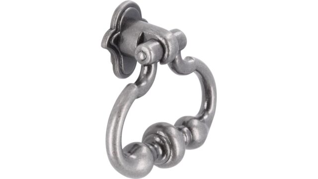 Ringgriff Schramberg Druckguss zinnfarbig - 46 mm lang  vor weißem Hintergrund