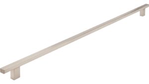 Stangengriff Ascheberg Aluminium vernickelt feingeschliffen - 538 mm lang vor weißem Hintergrund