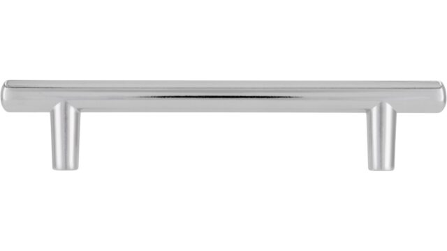 Stangengriff Kaltenkirchen Druckguss chrom glänzend - 135 mm lang  vor weißem Hintergrund