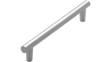 Stangengriff Kaltenkirchen Druckguss chrom glänzend - 157 mm lang vor weißem Hintergrund