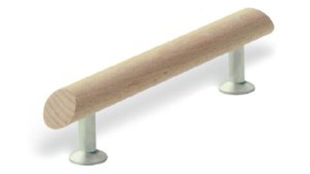Stangengriff Kirchheim Holz - Druckguss buche roh chrom matt - 104 mm lang vor weißem Hintergrund
