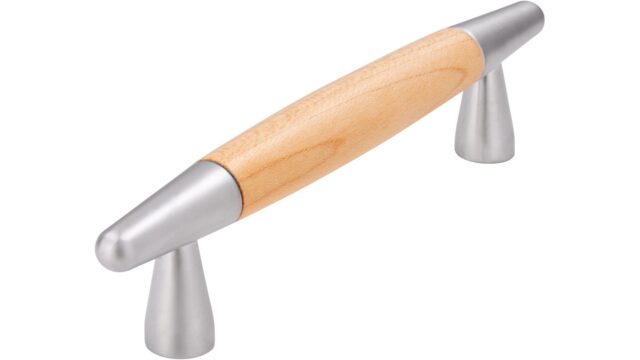 Stangengriff München Holz - Druckguss ahorn natur lackiert chrom matt - 134 mm lang vor weißem Hintergrund
