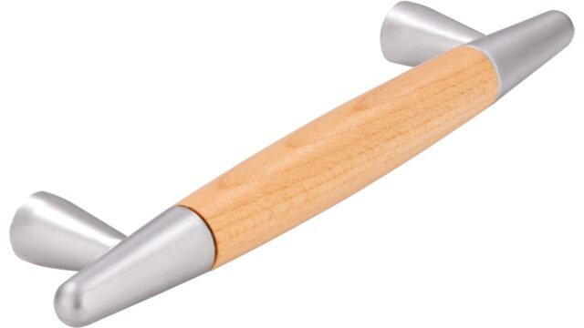 Stangengriff München Holz - Druckguss ahorn natur lackiert chrom matt - 134 mm lang  vor weißem Hintergrund