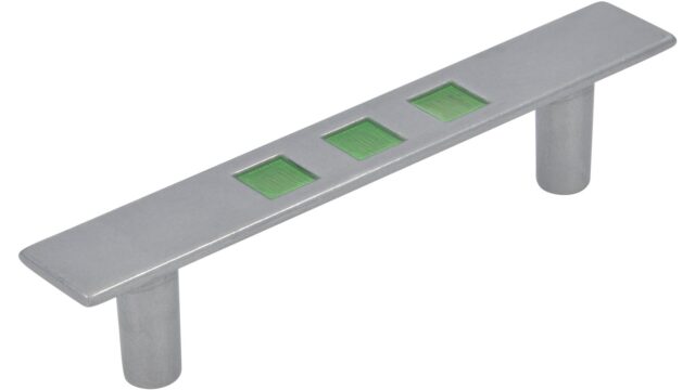 Stangengriff Reinbeck Druckguss zink lackiert grün - 134 mm lang  vor weißem Hintergrund