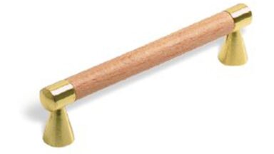 Stangengriff Rommerskirchen Holz - Druckguss buche natur lackiert glänzend vermessingt - 110 mm lang vor weißem Hintergrund