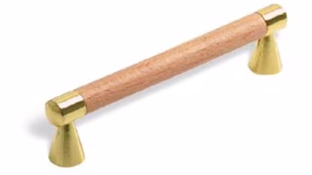 Stangengriff Rommerskirchen Holz - Druckguss buche natur lackiert glänzend vermessingt - 110 mm lang  vor weißem Hintergrund