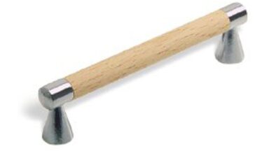 Stangengriff Rommerskirchen Holz - Druckguss buche roh chrom glänzend - 110 mm lang vor weißem Hintergrund