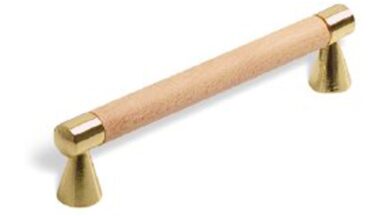 Stangengriff Rommerskirchen Holz - Druckguss ahorn natur lackiert glänzend vermessingt - 110 mm lang vor weißem Hintergrund