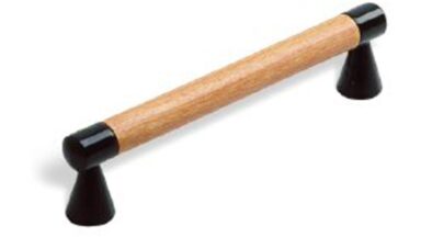 Stangengriff Rommerskirchen Holz - Druckguss kirsch natur lackiert schwarz pulverbeschichtet - 110 mm lang  vor weißem Hintergrund