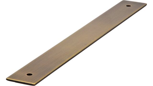 Unterlage Quakenbrück Druckguss messingfarbig getrommelt matt - 222 mm lang vor weißem Hintergrund