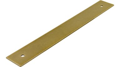 Unterlage Quakenbrück Stahl messingfarbig getrommelt matt - 160 mm lang vor weißem Hintergrund