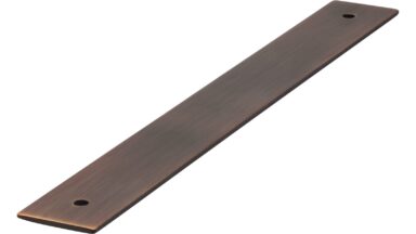 Unterlage Quakenbrück Druckguss messing schwarz gebürstet - 222 mm lang vor weißem Hintergrund