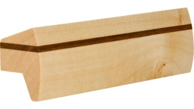 Griffleiste Zetel2 Holz ahorn natur lackiert nussbaum natur lackiert - 96 mm lang  vor weißem Hintergrund