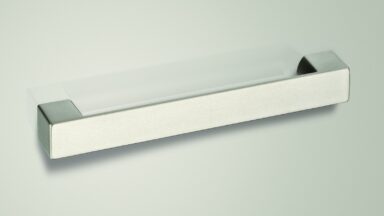 Design-Bügelgriff Blankenfelde-Mahlow Zamak verchromt matt - 160 mm lang  vor weißem Hintergrund