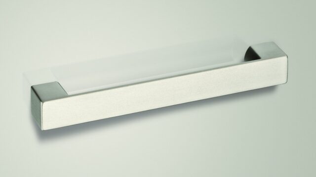 Design-Bügelgriff Blankenfelde-Mahlow Zamak verchromt matt - 160 mm lang  vor weißem Hintergrund
