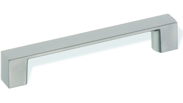 Design-Bügelgriff Blankenfelde-Mahlow Zamak edelstahlfinish - 160 mm lang vor weißem Hintergrund