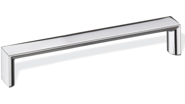 Design-Bügelgriff Filderstadt Zamak verchromt poliert - 104 mm lang vor weißem Hintergrund