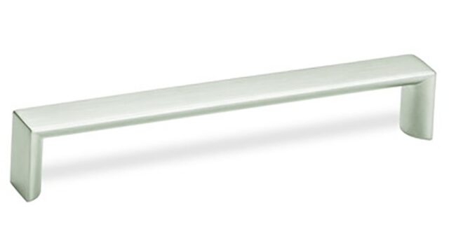 Design-Bügelgriff Filderstadt Zamak edelstahlfinish - 200 mm lang vor weißem Hintergrund