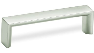 Design-Bügelgriff Filderstadt Zamak vernickelt matt - 104 mm lang vor weißem Hintergrund