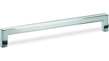 Design-Bügelgriff Reinbek Zamak verchromt poliert - 202 mm lang vor weißem Hintergrund