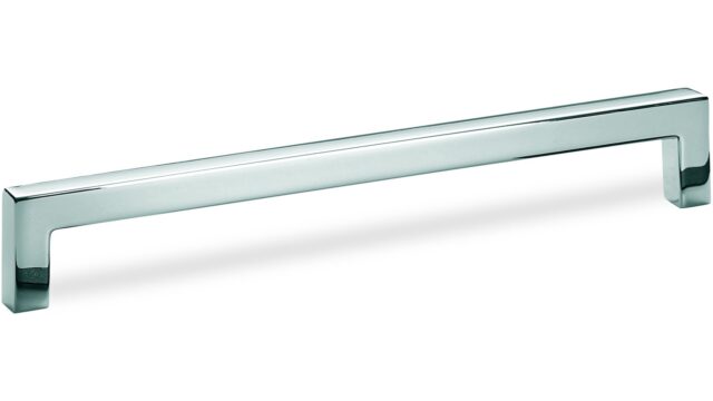 Design-Bügelgriff Reinbek Zamak verchromt poliert - 202 mm lang  vor weißem Hintergrund