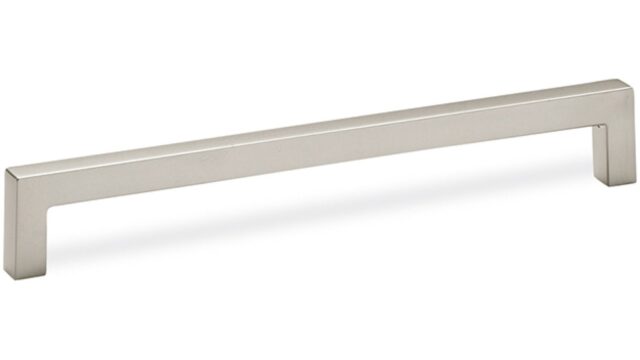 Design-Bügelgriff Reinbek Zamak edelstahlfinish - 202 mm lang vor weißem Hintergrund