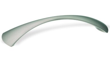 Design-Segmentbogengriff Sankt-Augustin Zamak edelstahlfinish - 157 mm lang vor weißem Hintergrund