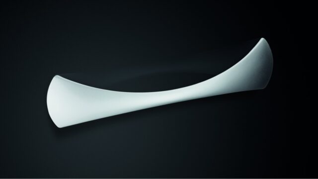 Design-Segmentbogengriff Sankt-Augustin Zamak edelstahlfinish - 157 mm lang  vor weißem Hintergrund
